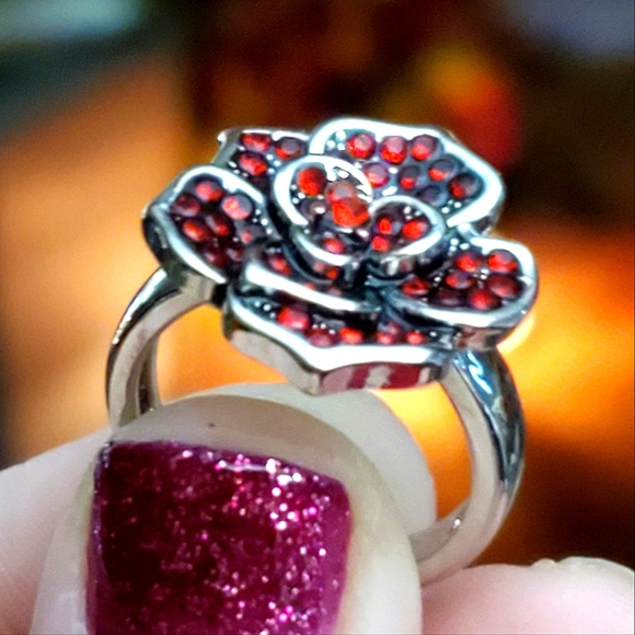 Beautiful ruby floral silver band ring size 6. - Picture 4 of 5